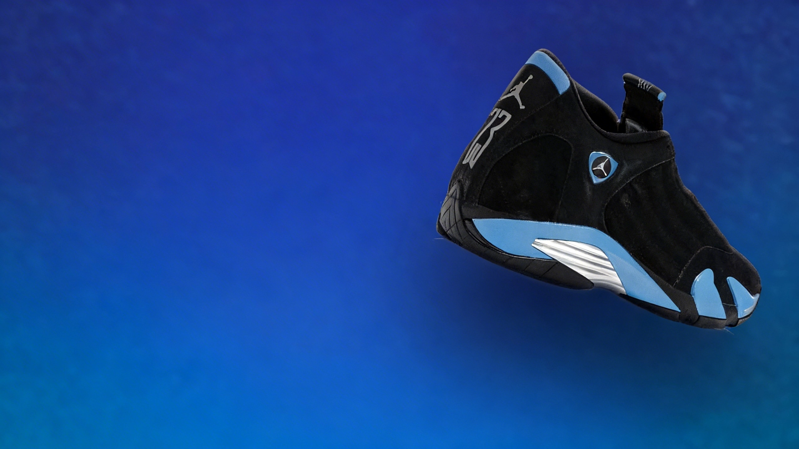 Luxury Replica Sneaker’s Buyers: Those Who Want High-End Style on a Budget